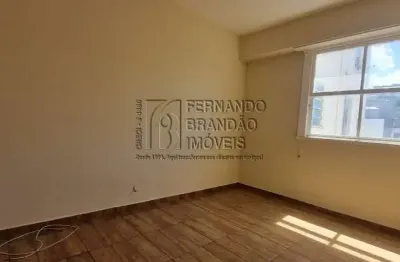 Excelente apartamento no catete, silencioso, sala e quarto de fundos. rua do catete, com vista para o verde. fernando brandão imóveis