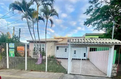 Casa grande de 3 dormitórios com amplo pátio a 500 metros do cesto atacadista