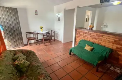 Casa com 2 quartos, garagem e espaço externo próxima a gamboa