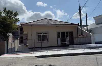 Casa em forquilhinha, ótima localização, 03 quartos, com 01 suíte