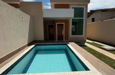 Atlântica imóveis tem excelente casa à venda em village rio das ostras - 3 dormitórios, piscina e varanda gourmet por r$ 500.000,00