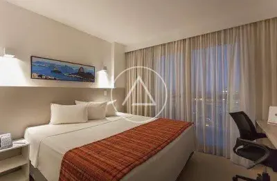 Atlântica imóveis tem excelente flat mobiliado no hotel ramada - imbetiba, macaé/rj por r$ 190.000,00 | andar alto, vista mar, nascente.