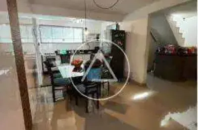 Atlântica imóveis tem excelente casa duplex em condomínio fechado no bairro da glória, macaé/rj