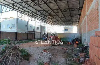 Galpão em construção para locação, com 608 m², mezanino e 2 banheiros sociais.