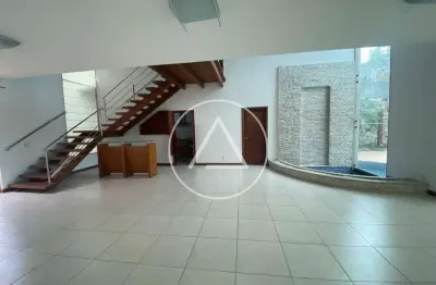 Atlântica imóveis excelente casa para locação no condomínio green land, macaé/rj por r$ 8.500,00.