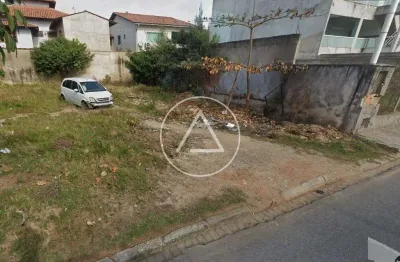 Atlântica imóveis tem excelente terreno à venda no sol e mar, macaé/rj por r$220.000,00.