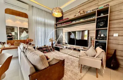 Atlântica imóveis tem excelente casa linear de alto padrão à venda no vale dos cristais, macaé/rj.