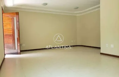 Atlântica imóveis tem excelente casa para locação na granja dos cavaleiros, macaé/rj por r$ 3.800,00.