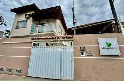 Atlântica imóveis tem excelente casa geminada e em condomínio à venda no novo horizonte, macaé/rj.