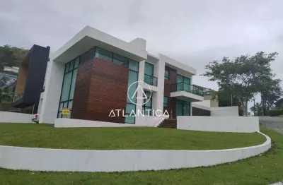Atlântica imóveis tem excelente casa em condomínio de alto padrão para locação na lagoa, macaé/rj.
