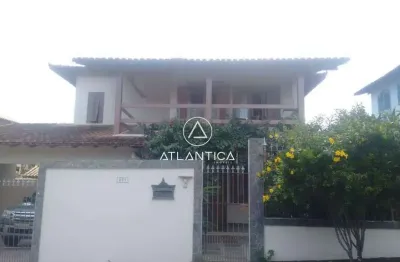 Atlântica imóveis tem excelente casa à venda no jardim pinheiro, macaé/rj.