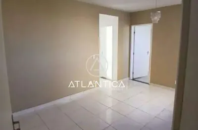 Atlântica imóveis tem excelente apartamento térreo à venda na virgem santa, macaé/rj.