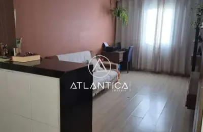 Atlântica imóveis tem excelente apartamento térreo à venda com excelente área gourmet na cancela preta, macaé/rj.