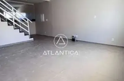 Atlântica imóveis tem excelente casa duplex para locação no vale das palmeiras, macaé/rj.