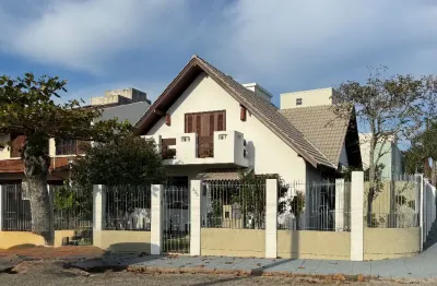 Casa 4 dormitórios (2 suítes) - amplo jardim - 4 vagas (2 cobertas) - prox. beira mar continental!