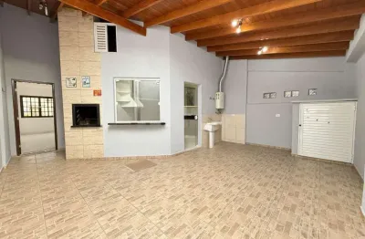 Sobrado Triplex com 4 Dormitórios, 2 Suítes, 175 m², Aluguel de R$ 4.800,00  - Xaxim, Curitiba (PR)