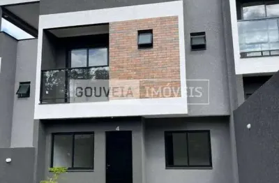 Sobrado 3 Dormitórios, 1 Suíte, 124,75 m², à venda por R$ 688.000 - Uberaba, Curitiba (PR)