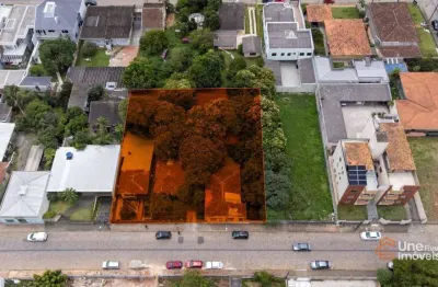 Terreno central em localização privilegiada em campo largo!