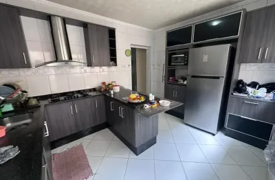 Aluga-se sobrado 4 dormitórios 5 vagas de garagem com salão em cima no jd bela vista - com piscina