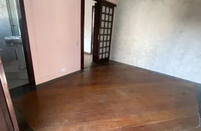 Sobrado de 3 andares com 500m². são 10 ambientes versáteis, sendo 3 com banheiro privativo