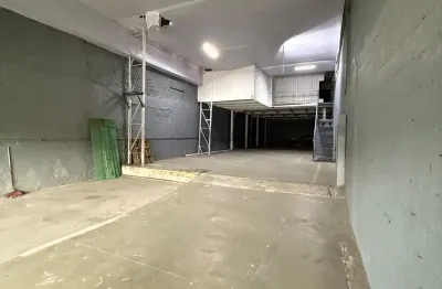 Aluga-se galpão industrial 370m2 em frente ao shopping internacional