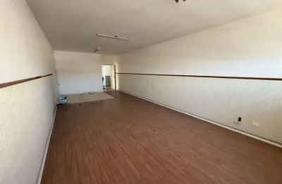 Aluga-se sala comercial 40m2 na av salgado filho - ao lado do bosque maia