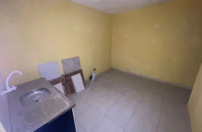 Aluga-se casa com 3 cômodos na estrada do elenco - próx a praça 8