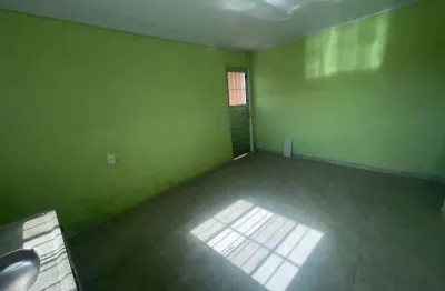 Aluga-se casa com 2 cômodos na estrada do elenco - próx a praça 8