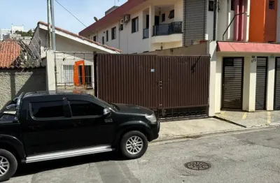 Aluga-se casa térrea 2 dormitórios com 2 vagas de garagem no centro