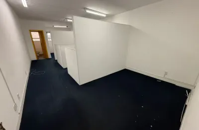 Aluga-se sala comercial 45m2 na av salgado filho - ao lado do bosque maia