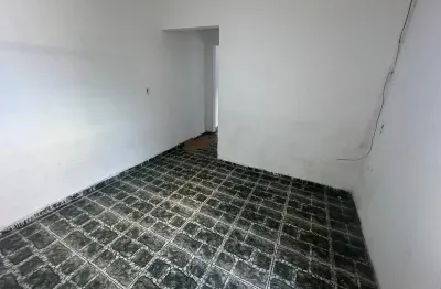 Aluga-se casa 3 comodos com vaga de garagem no jd bela vista  aproximadamente 35 m², ideal para até 3 pessoas, localizada em região tranquila e de fácil acesso: