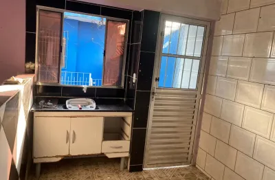 Aluga-se casa 3 comodos com vaga de garagem no jd bela vista  aproximadamente 35 m², ideal para até 3 pessoas, localizada em região tranquila e de fácil acesso: