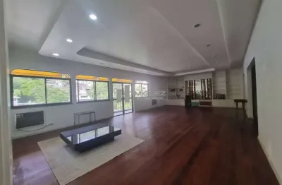 À venda na tijuca: amplo apartamento de 300m² com 5 quartos, 2 suítes, 5 banheiros, varandas e 3 vagas. localizado na rua helion póvoa, esquina com itacuruça, a 400 metros do metrô uruguai. agende vis