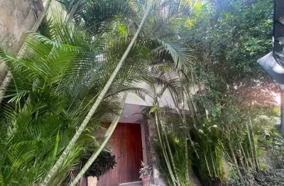 Espetacular casa à venda no alto da boa vista, rua da selva. casa duplex, salão em em 4 ambientes, escritório, 4 quartos, garagem para 3 carros com 440m² de área útil! abraçada pela floresta da tijuca