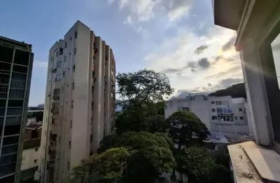 Aparatamento a venda na zona sul, composto por 3 quartos, 2 banheiros, 1 suíte, 2 vagas e rua com segurança 24 horas.
