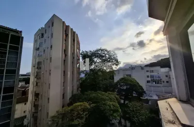 Aparatamento a venda na zona sul, composto por 3 quartos, 2 banheiros, 1 suíte, 2 vagas e rua com segurança 24 horas.