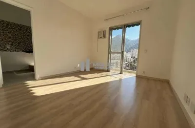 Lindo apartamento em vila isabel - varanda, sala, 2 ótimos quartos, banheiro social, cozinha, dependência completa - 1 vaga de garagem