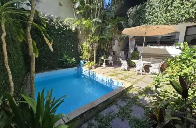 Casa triplex a venda rua professor valadares (grajaú) - área externa com piscina, churrasqueira, 3 salas, 4 quartos sendo 2 suítes,  escritótio, 2 banheiros sociais, copa cozinha, dependências (quarto