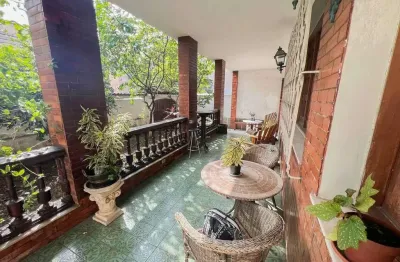 Casa tiplex com 6 quartos, churrasqueira e piscina para alugar na rua doutor aníbal moreira - tijuca com aproximadamente 300m², apenas a 700 metros do metrô uruguai!