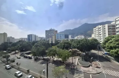 Ampla sala comercial à venda debruçada à praça saens pena na rua conde de bonfim, no bairro da tijuca