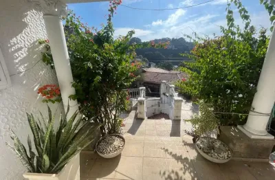Casa triplex à venda na tijuca! localizado na rua que é um refúgio do bairro, rua gurindiba! são aproximadamente 330m² de conforto para sua família!