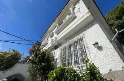 Casa triplex à venda na tijuca! localizado na rua que é um refúgio do bairro, rua gurindiba! são aproximadamente 330m² de conforto para sua família!