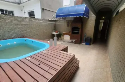 Viva com requinte! este apartamento tipo casa duplex a venda na rua deputado soares filho, tijuca, conta com 3 quartos (2 suítes), sacada e área gourmet com piscina. debruçado à praça varnhagem, é o l