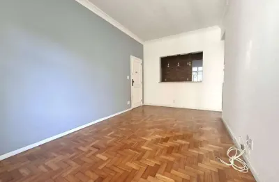 Apartamento à venda, espectacular na rua josé higino, oferece sala, 2 quartos incluindo 1 suíte, banheiro social, ampla cozinha, dependências completas, 1 vaga e acesso debruçado ao metrô.