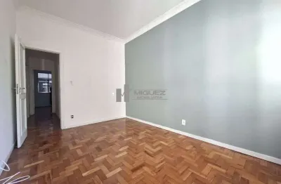 Na rua josé higino, venda de apartamento espectacular com sala, 2 quartos (1 suíte), banheiro social, cozinha ampla, dependências completas, vaga de garagem e visual debruçado ao metrô.