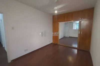 Espaçoso apartamento garden de 2 quartos com quintal e vaga de garagem, localizado na rua engenheiro adel, tijuca.