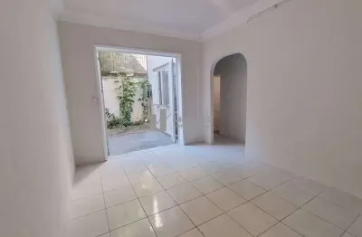 Exclusividade!! apartamento a venda na rua vinte quatro de maio, (méier), com sala em dois ambientes 2 quartos banheiro social e 2 áreas externas colado ao centro comercial 65m²