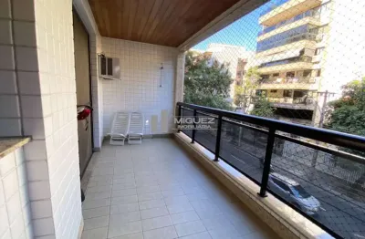 Seu novo lar na tijuca! este apartamento á venda na rua doutor satamini oferece varanda, 3 quartos ( 1 suite) e 2 vagas de garagem. localizado a 350m do metrô afonso pena, é ideal para quem deseja con