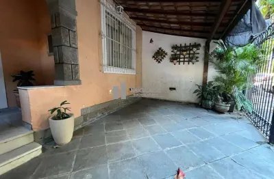 Uma casa dos sonhos espera por você! casa duplex espetacular a venda na rua jerônimo de lemos, vila isabel, com sala em 2 ambientes, 3 quartos e 1 vaga de garagem. ideal para quem busca conforto e esp