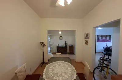 Morar com estilo e conveniência é possível! este apartamento a venda na tijuca, na rua soares da costa, conta com 3 quartos espaçosos, 1 vaga na escritura e portaria 24 horas. debruçado à praça saens 